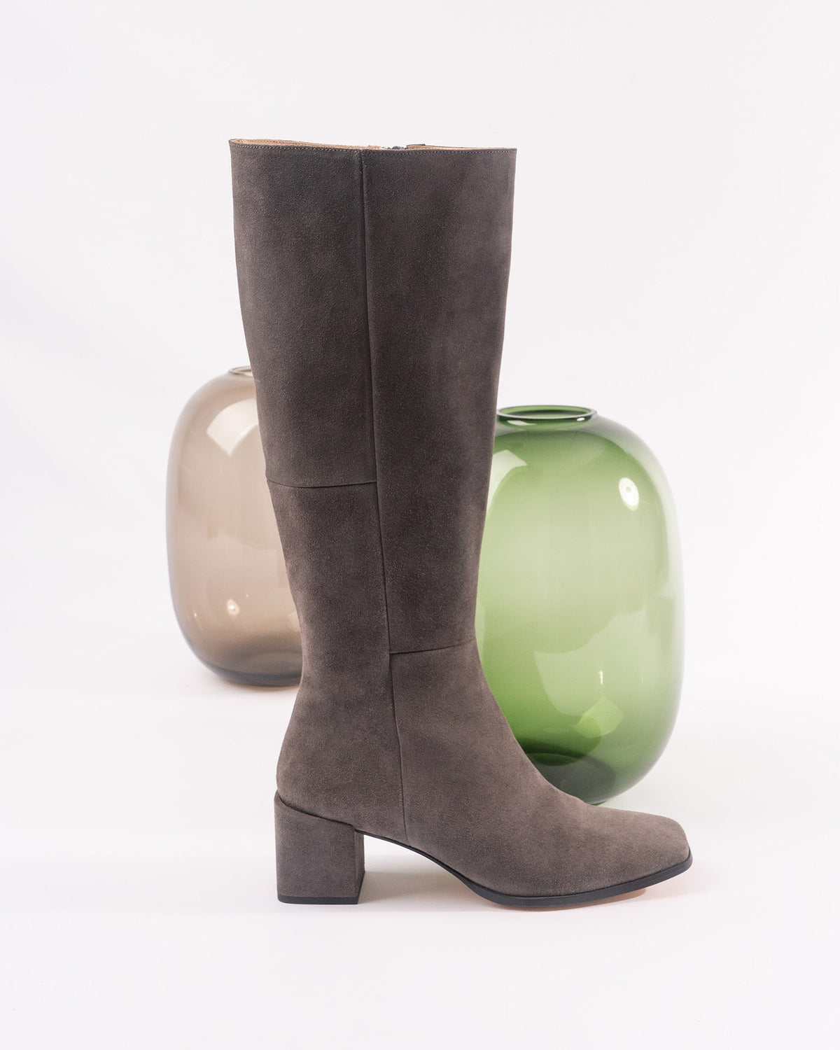 Bota alta en piel de color gris
