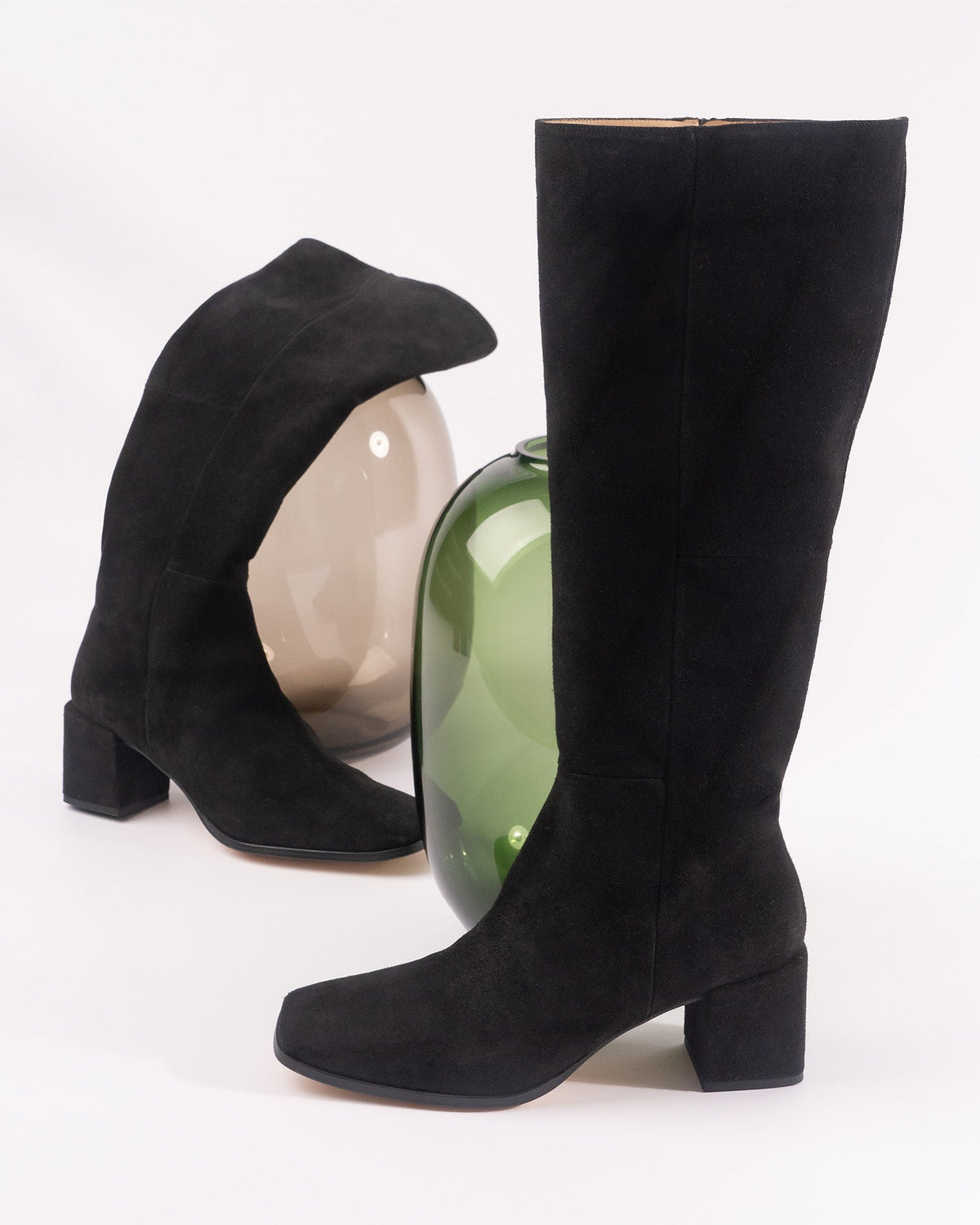 Bota alta en piel de color negro