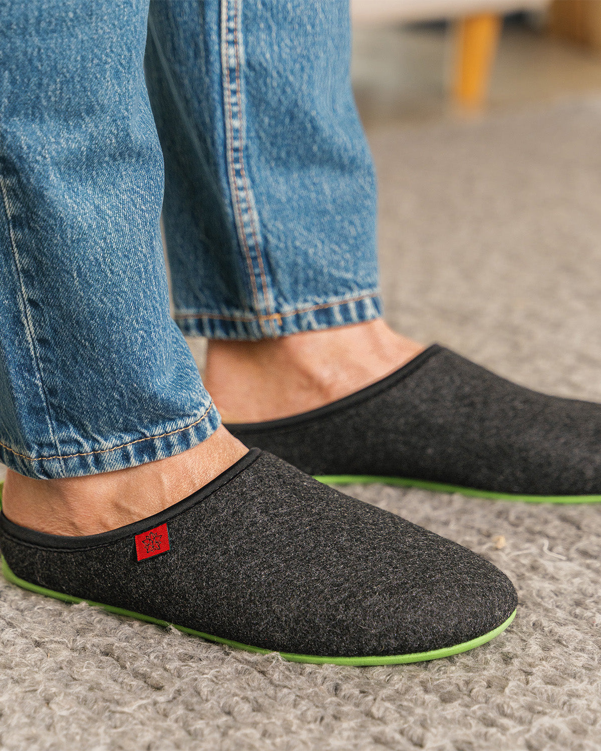 Unisex slippers in black felt fabric