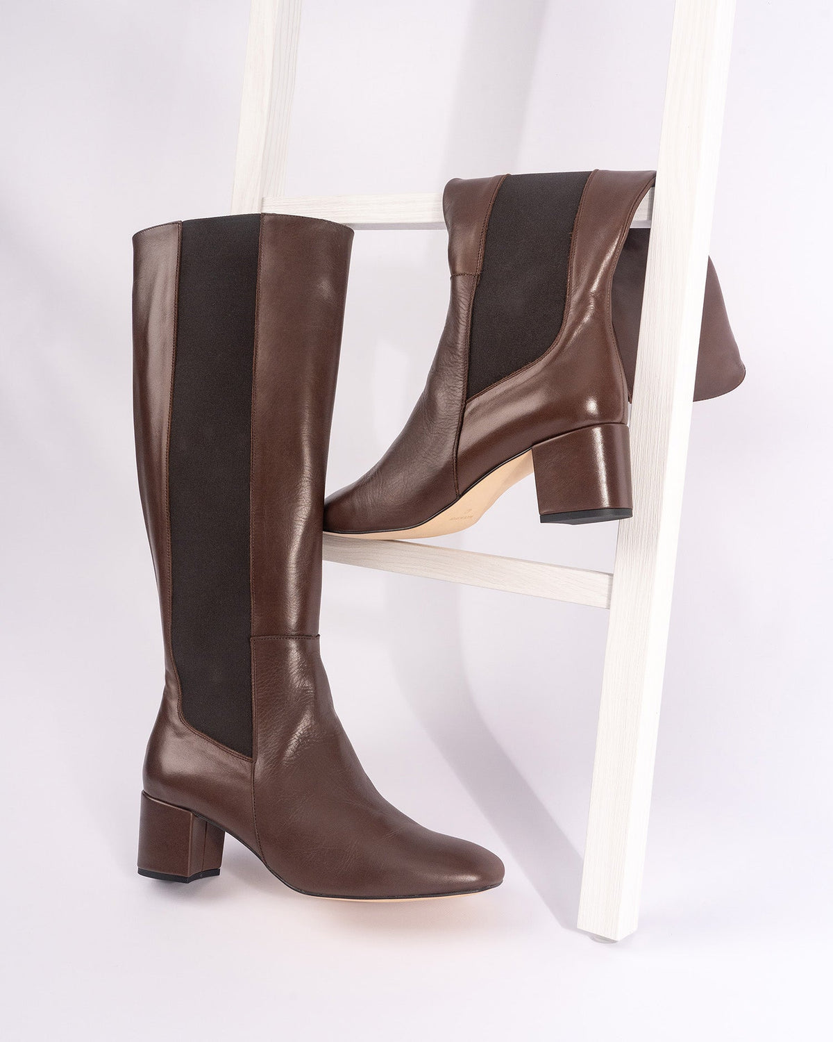 Bota alta en piel de color marrón