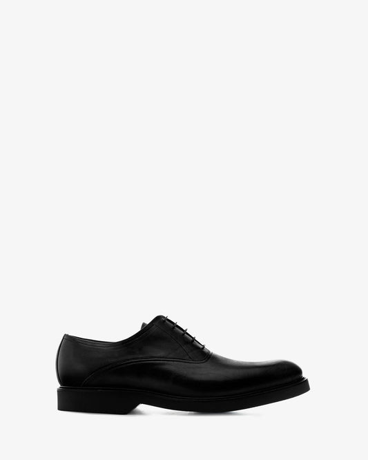 Zapato de vestir en cuero de color negro