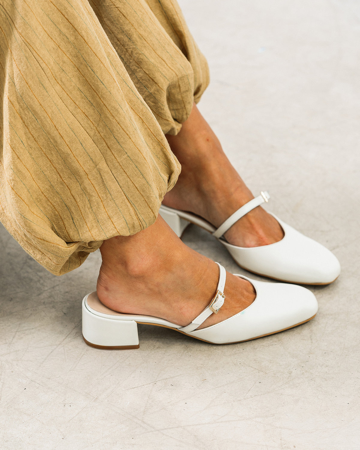 White patent leather mule with heel