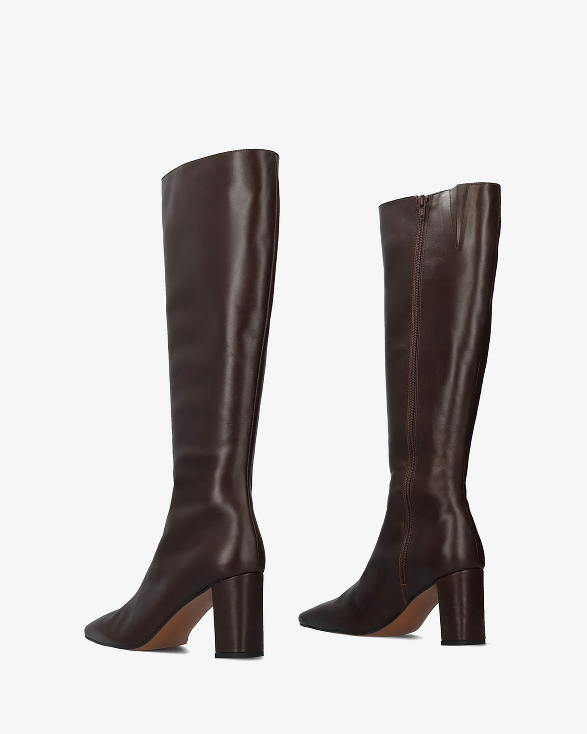 Bota alta con tacón en piel marrón