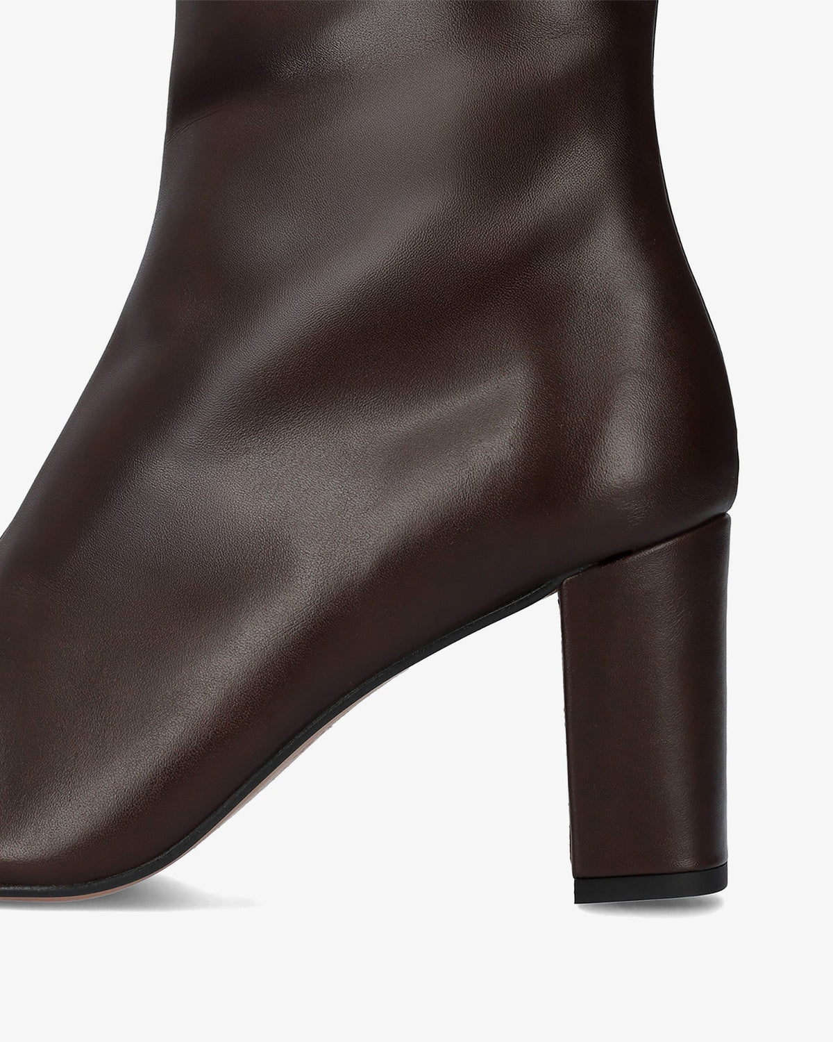 Bota alta con tacón en piel marrón