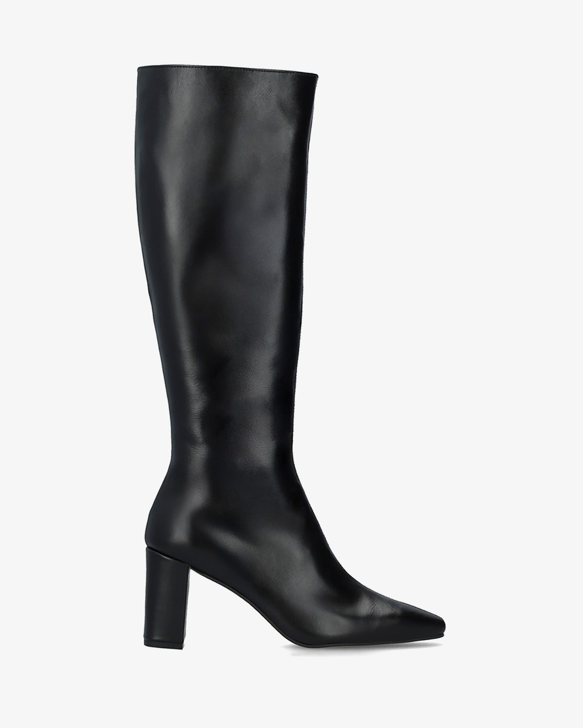Bota alta con tacón en piel negra.
