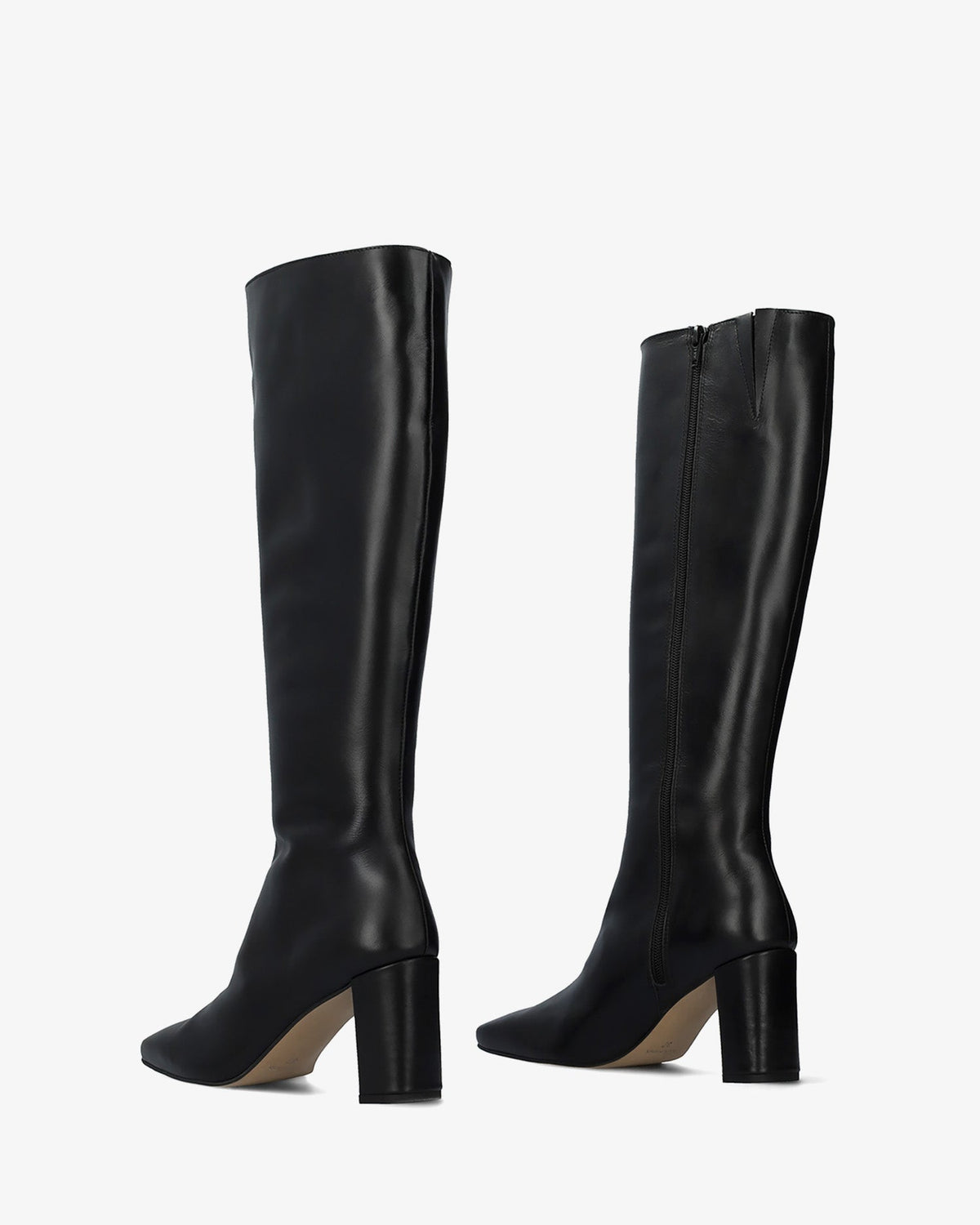 Bota alta con tacón en piel negra.