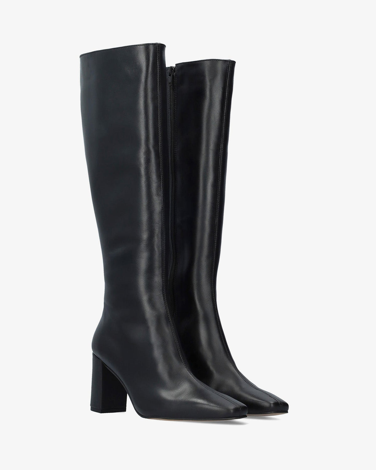 Bota alta con tacón en piel negra.