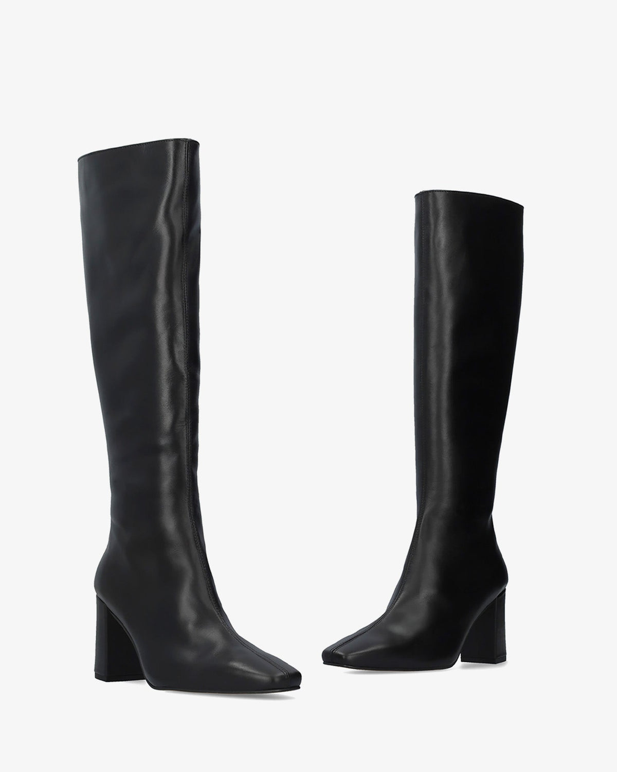 Bota alta con tacón en piel negra.