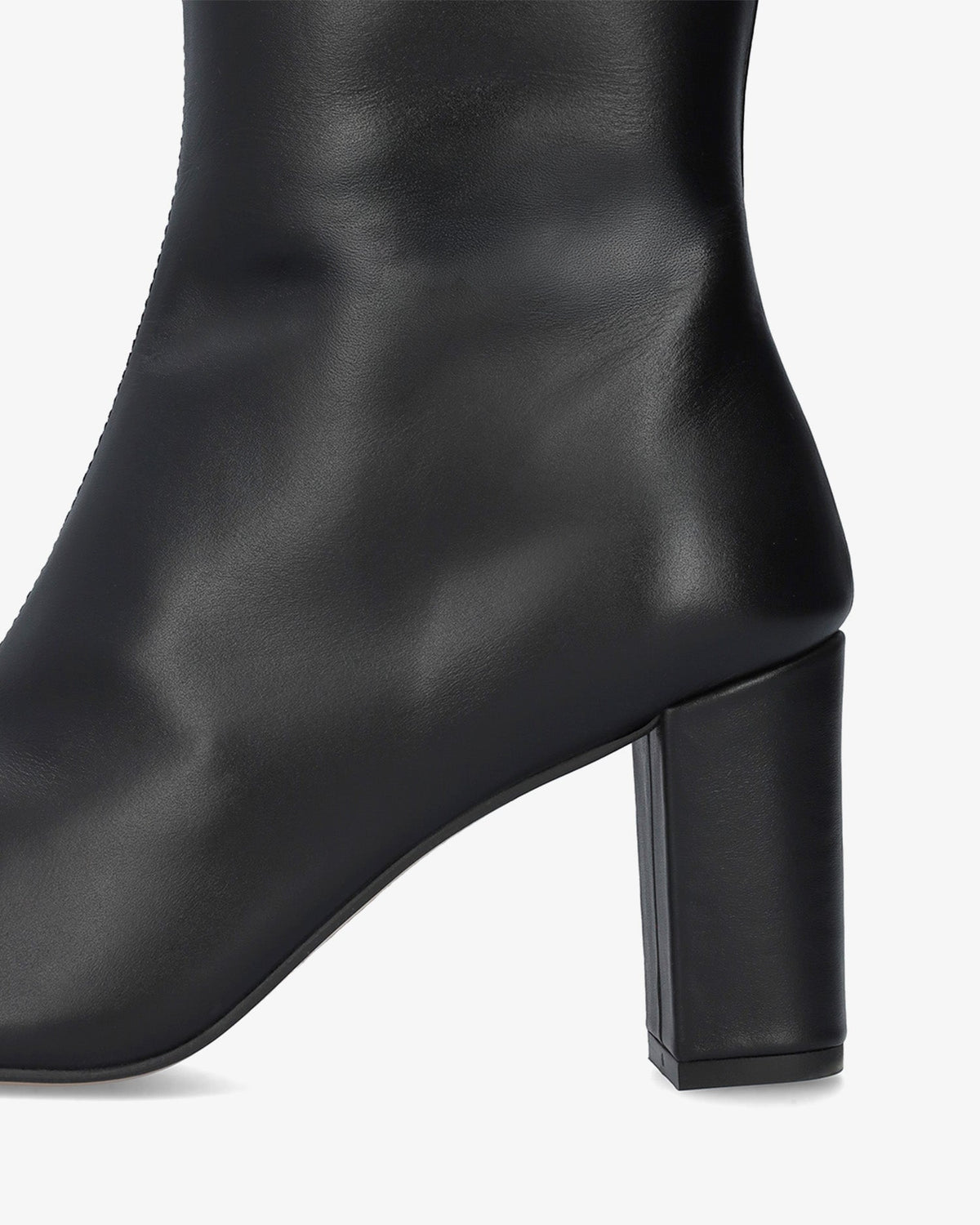 Bota alta con tacón en piel negra.