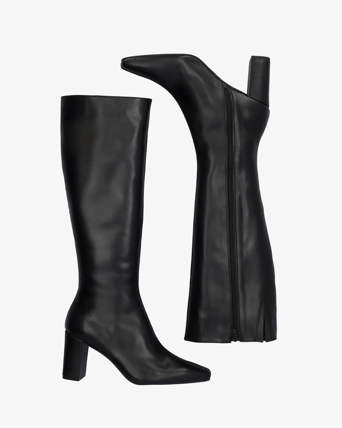 Bota alta con tacón en piel negra.