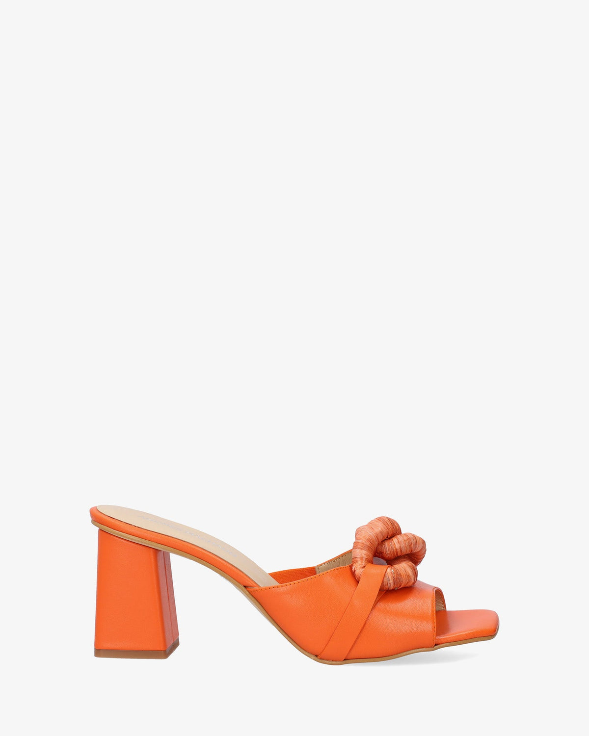 Sandalia con tacón en piel naranja