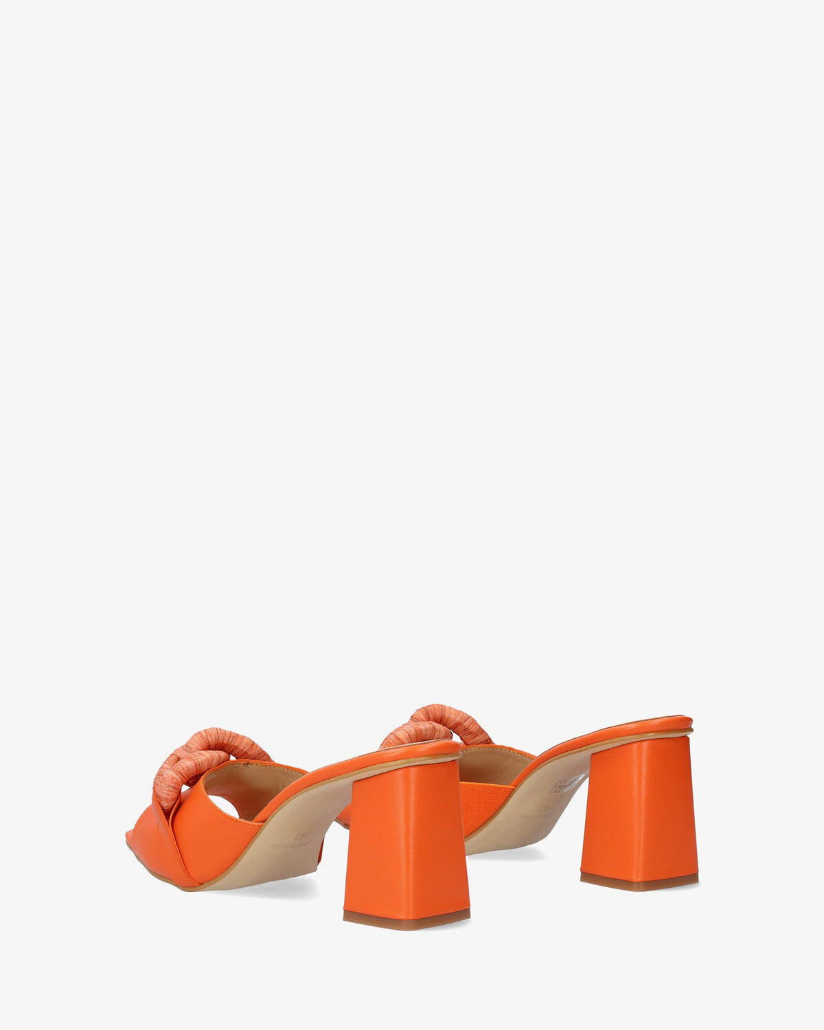 Sandalia con tacón en piel naranja