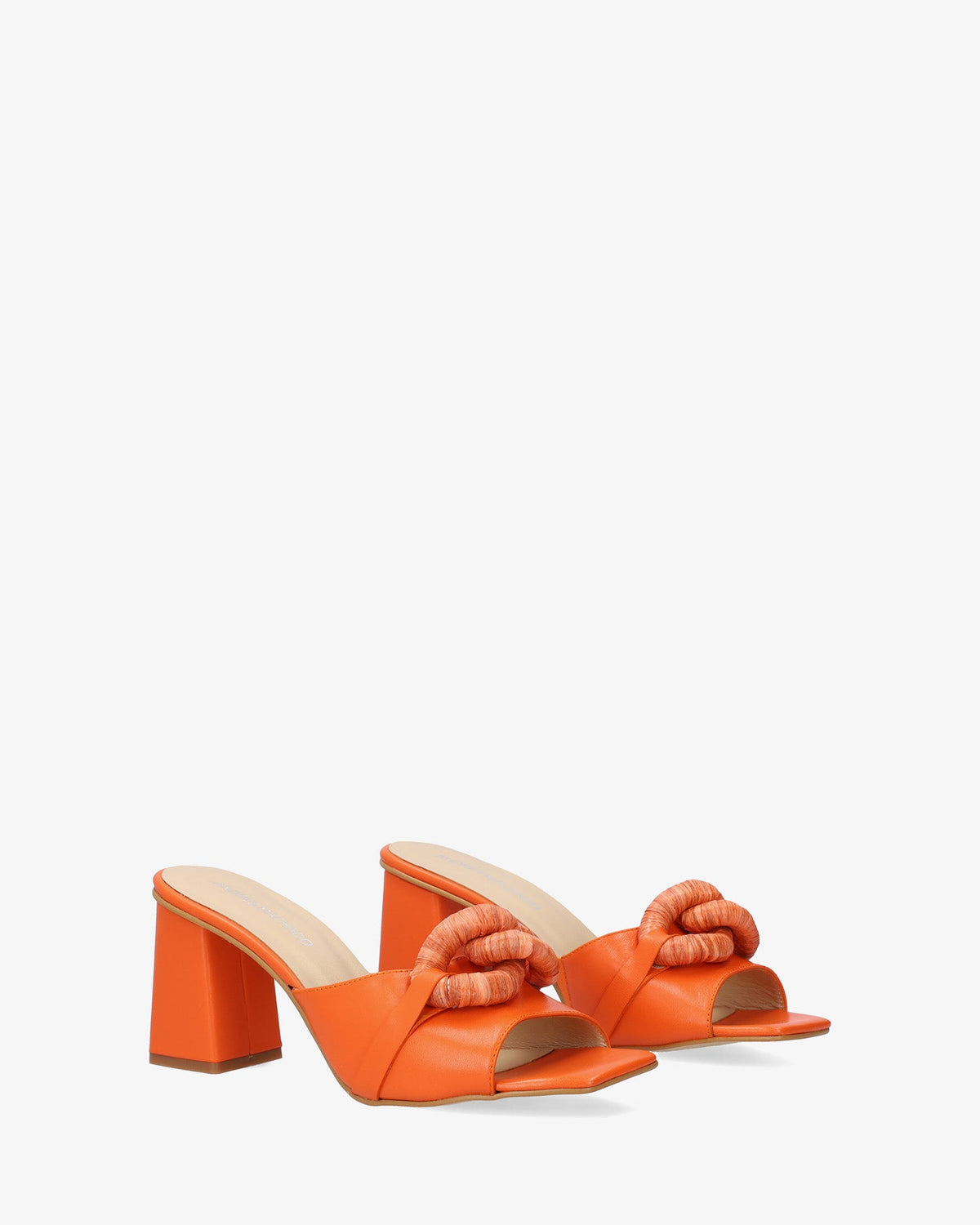 Sandalia con tacón en piel naranja