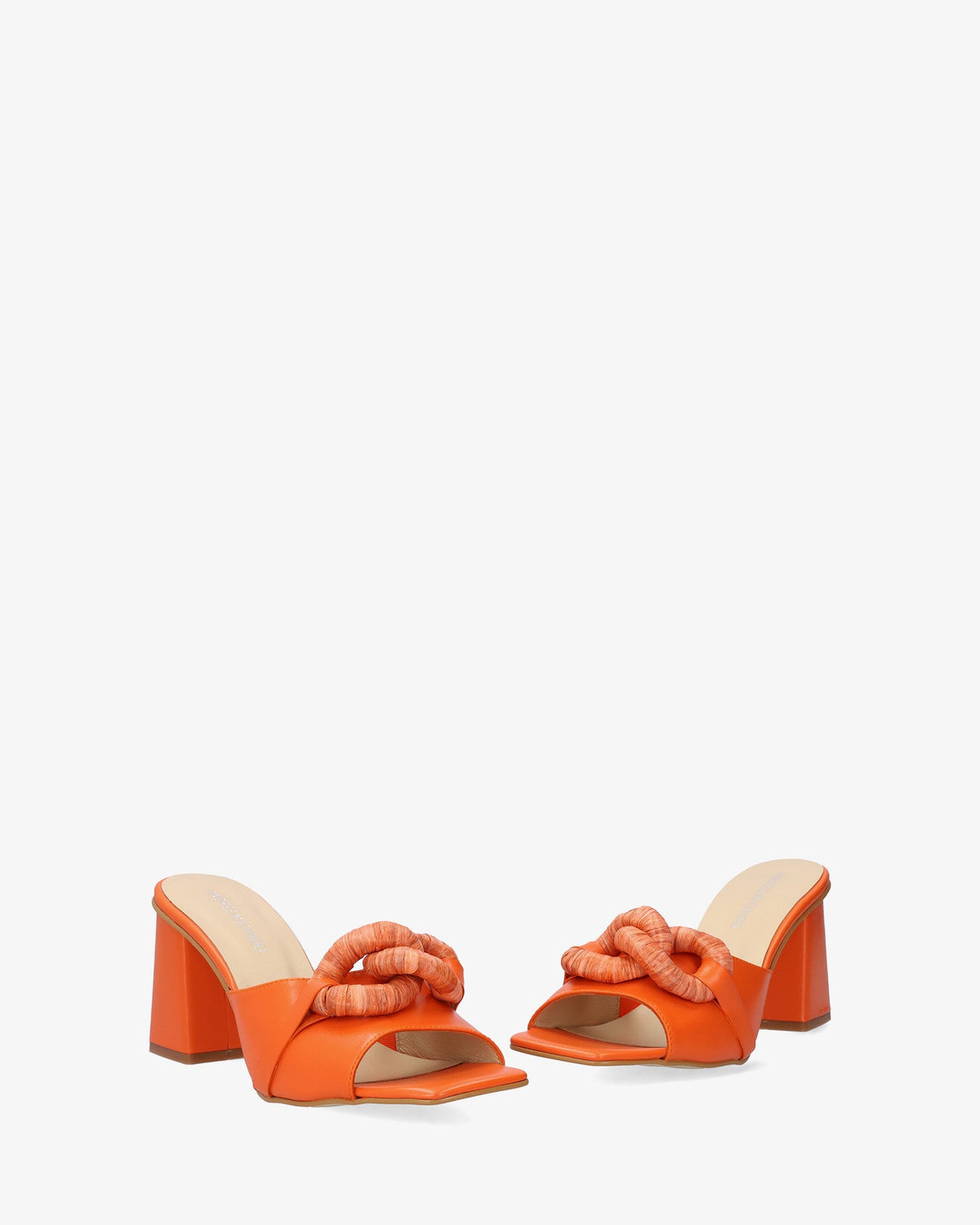 Sandalia con tacón en piel naranja