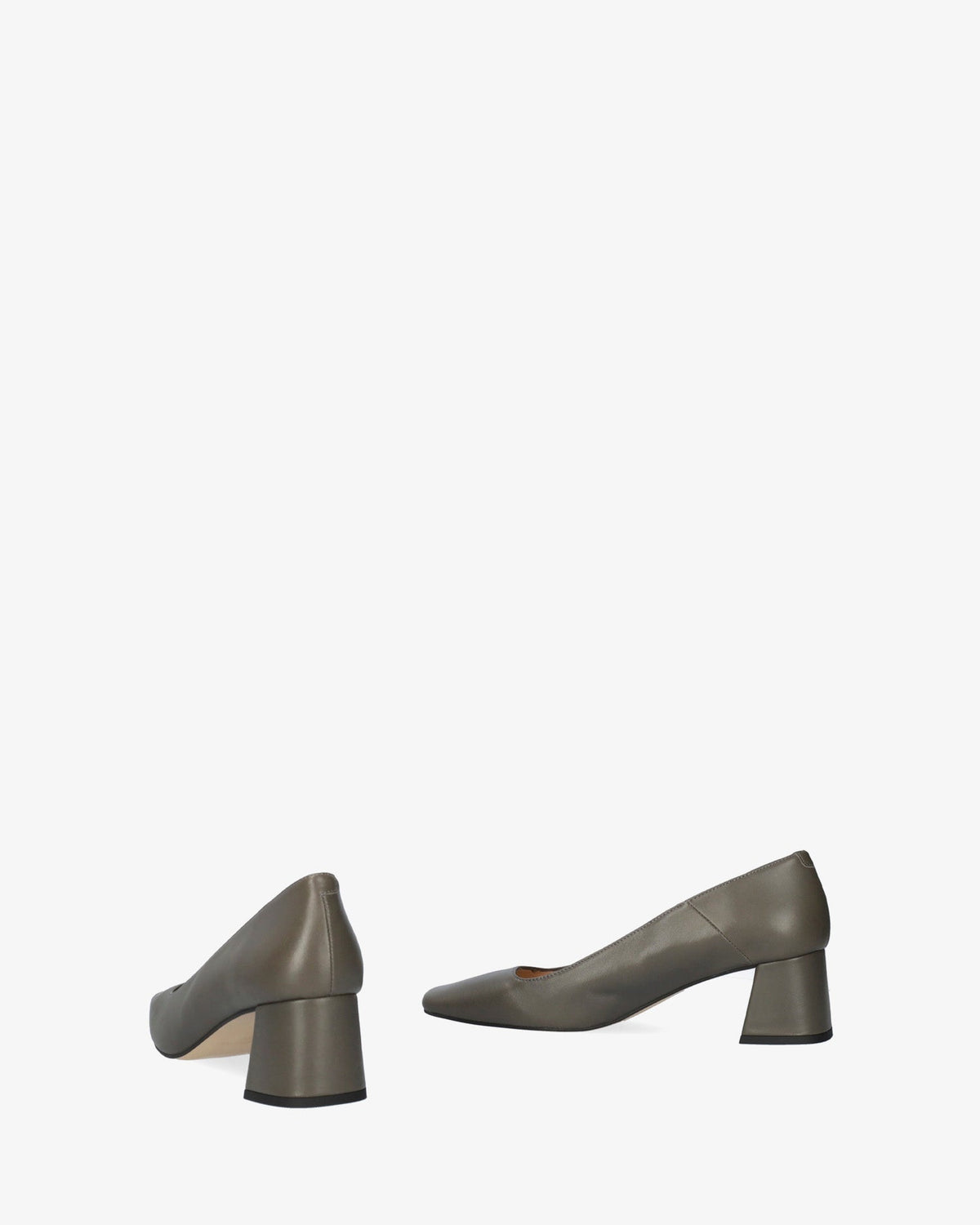 Zapato tacón en piel de color gris