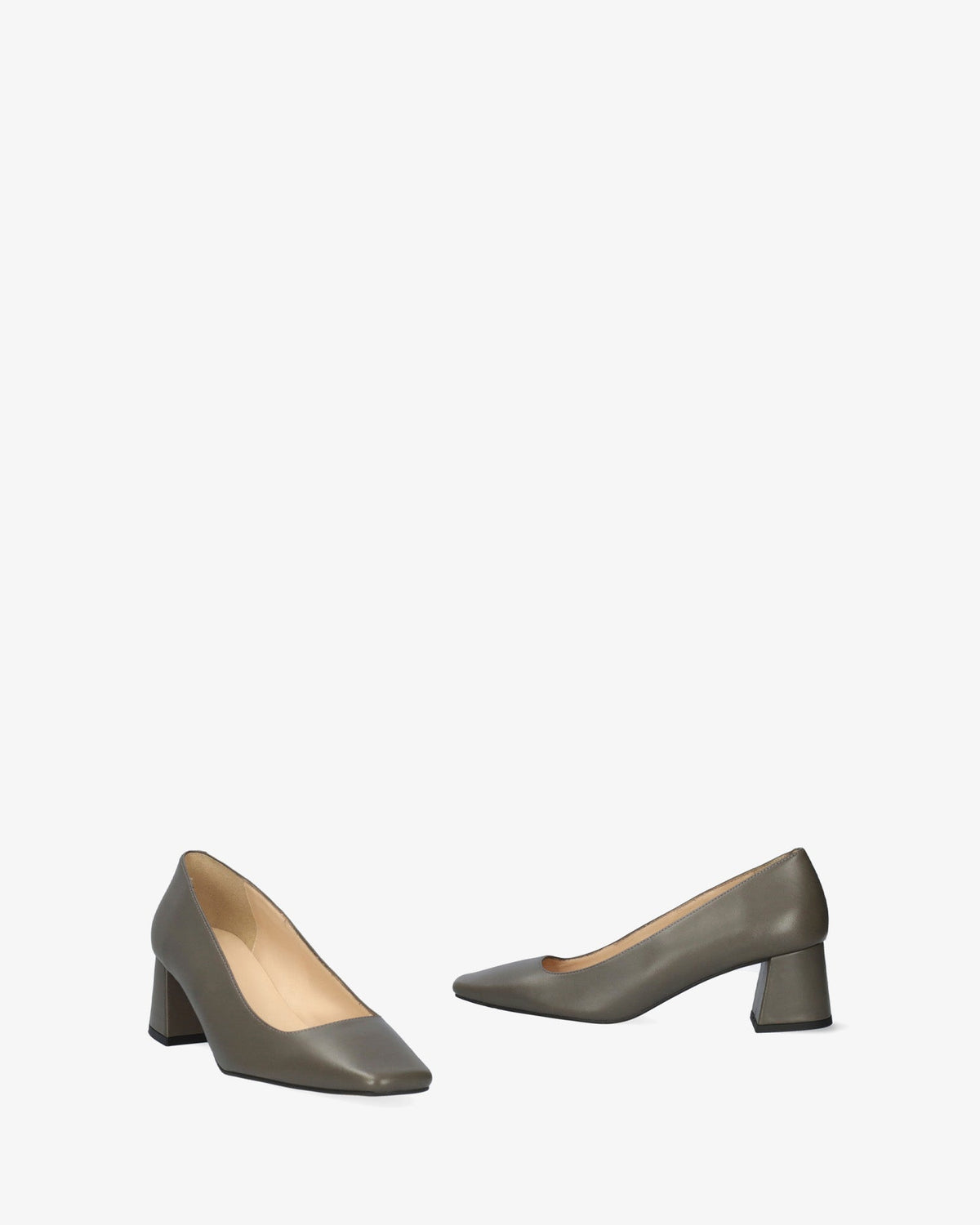 Zapato tacón en piel de color gris