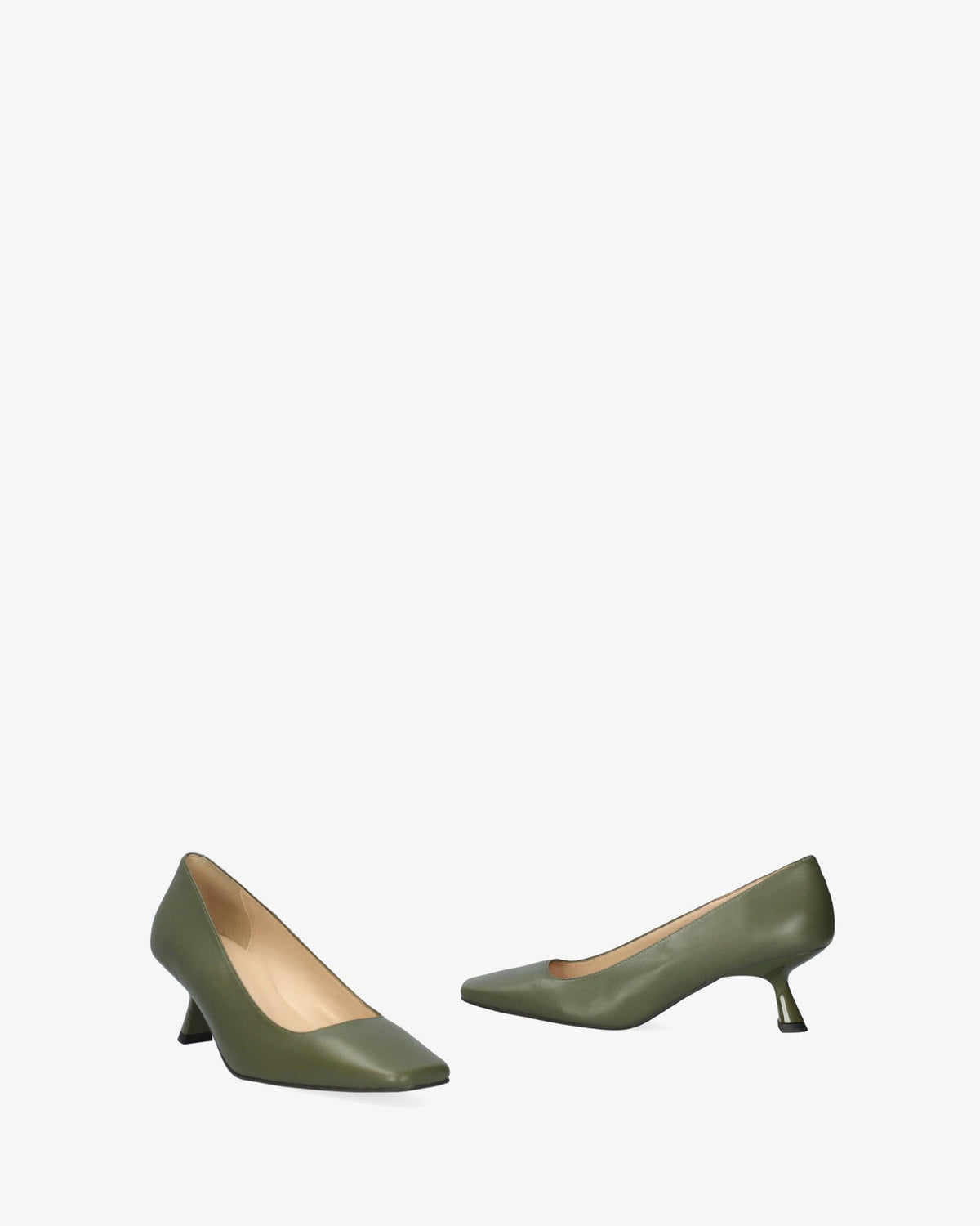Zapato de tacón en piel de color kaki
