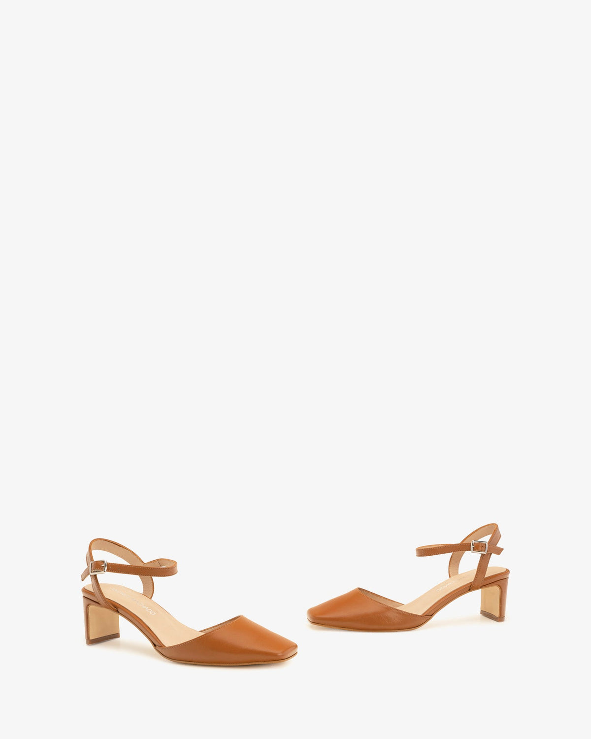 Slingback pump in leather.