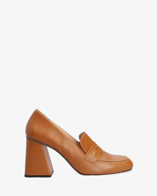 Zapato de estilo mocasín con tacón en piel de color cuero