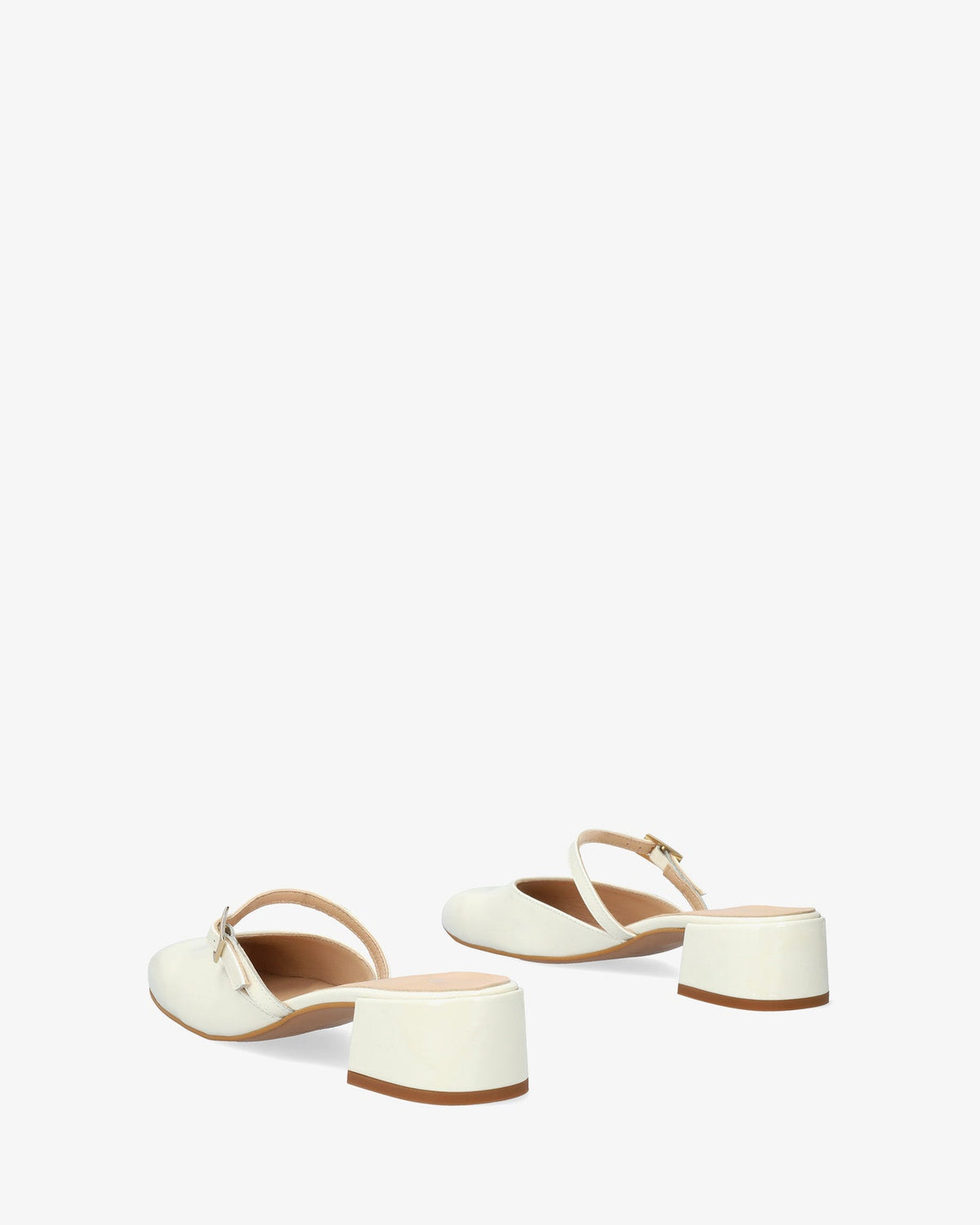 White patent leather mule with heel