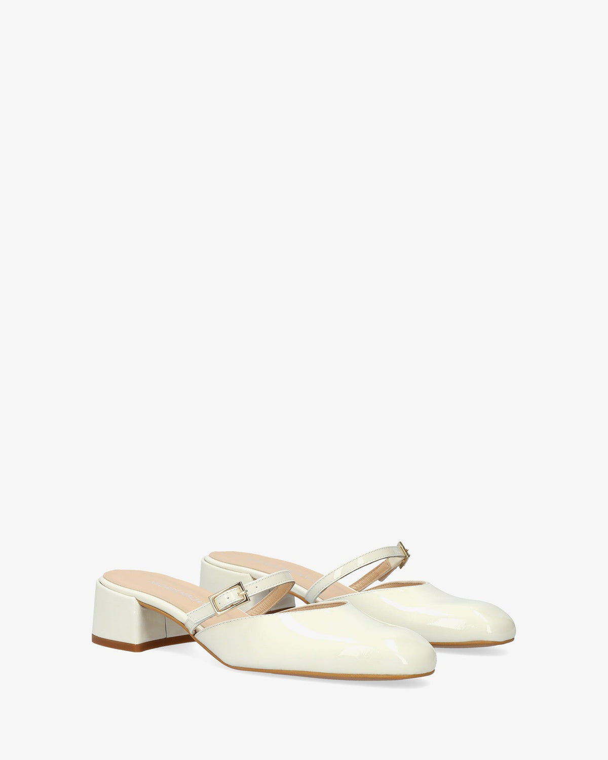 White patent leather mule with heel