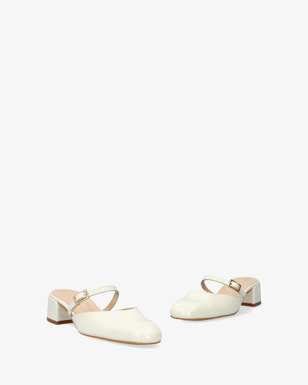 White patent leather mule with heel
