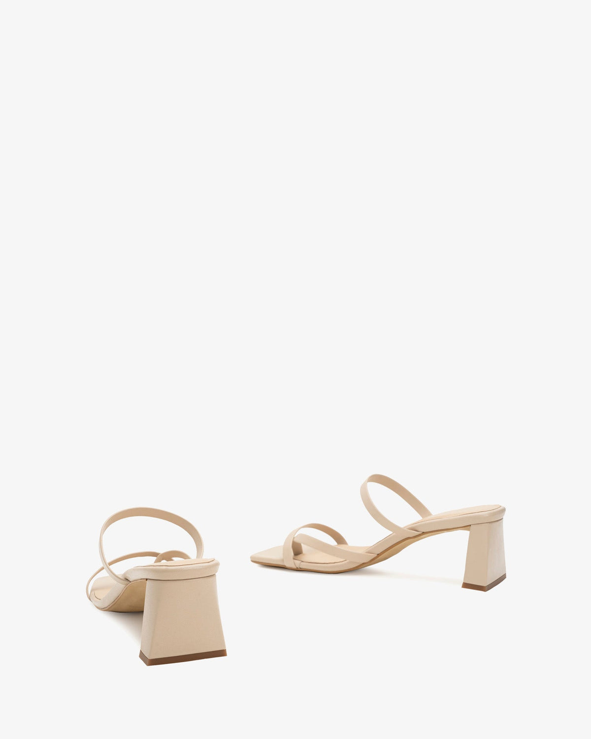 Mule de tacón en piel de color beige punta cuadrada