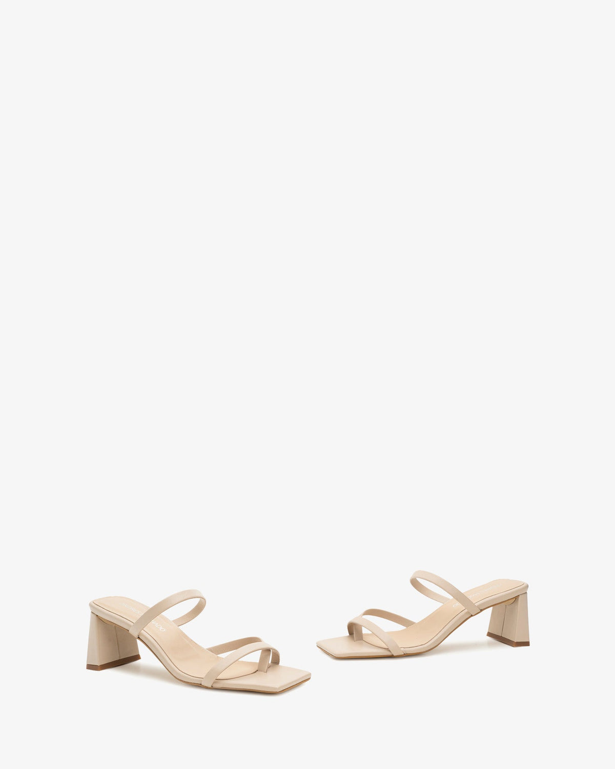 Mule de tacón en piel de color beige punta cuadrada