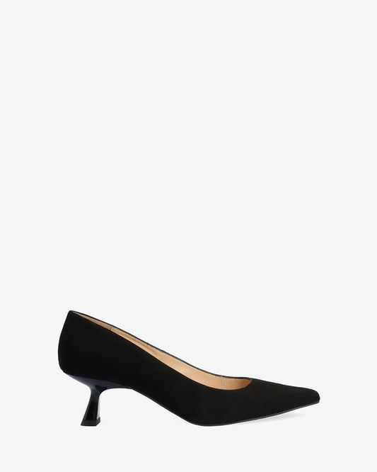 Heeled shoes in black suede
