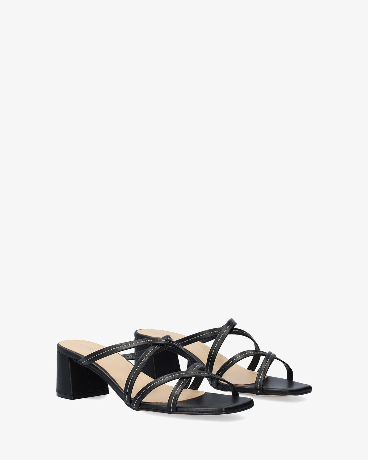 Sandalia con tacón en piel negro