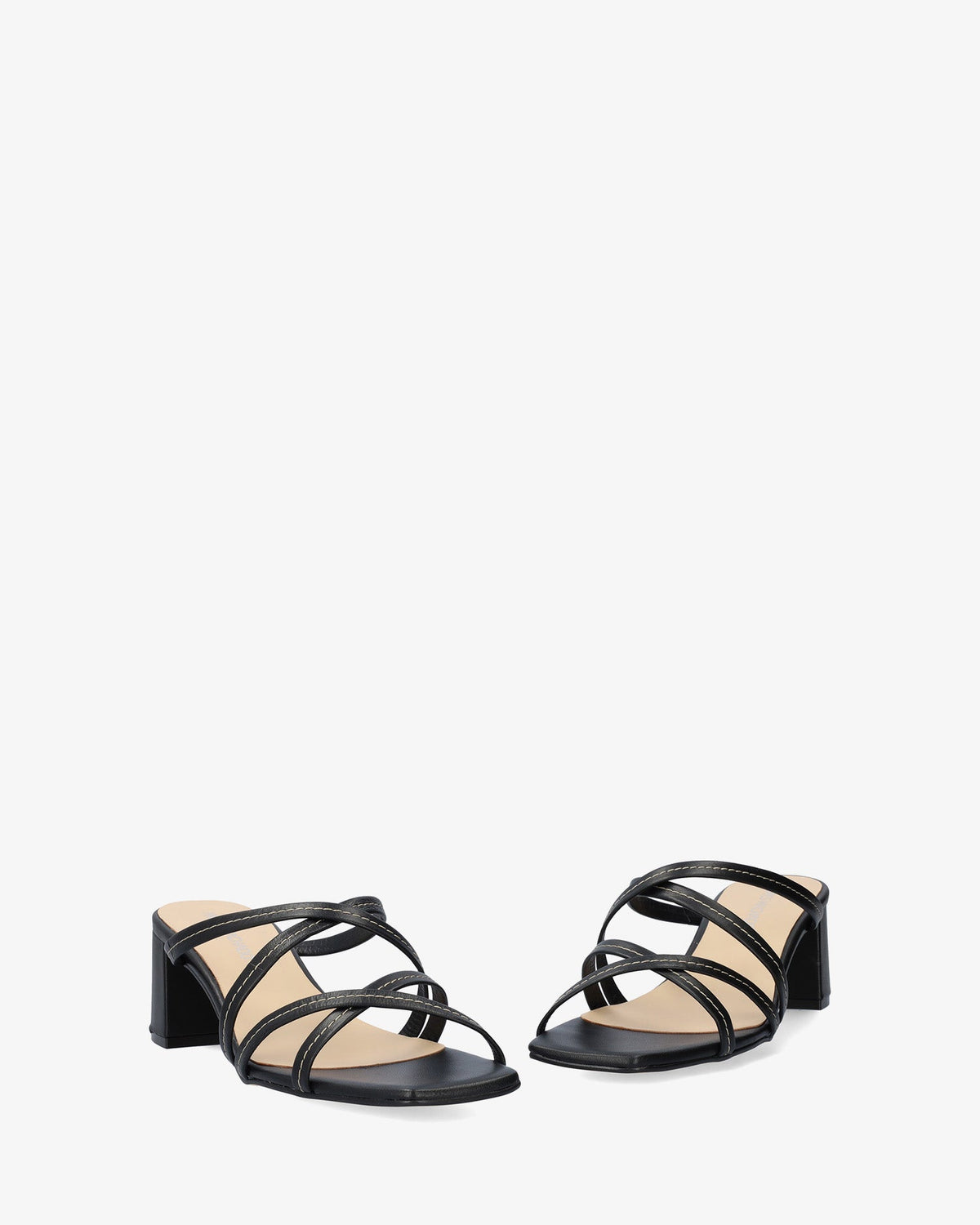 Sandalia con tacón en piel negro