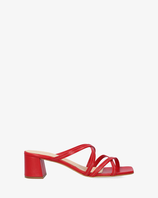 Sandalia con tacón en piel rojo