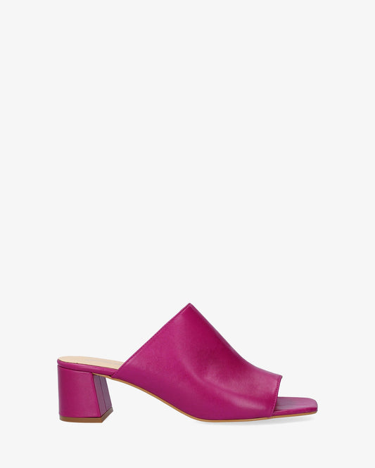 Mule con tacón en piel morado