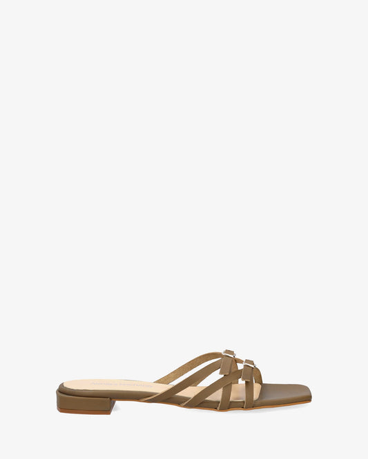 Sandalia plana en piel kaki