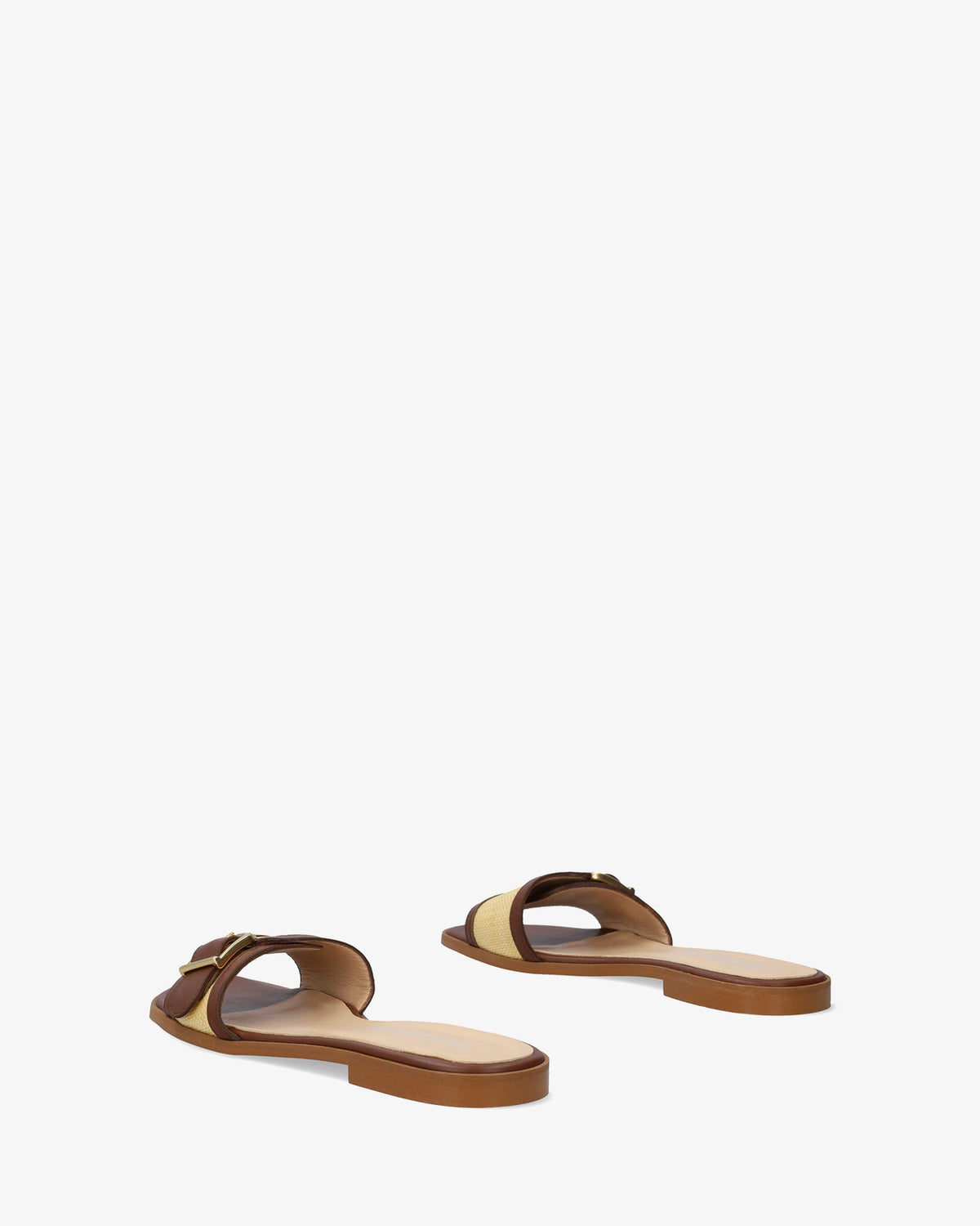 Flat sandal in brown leather