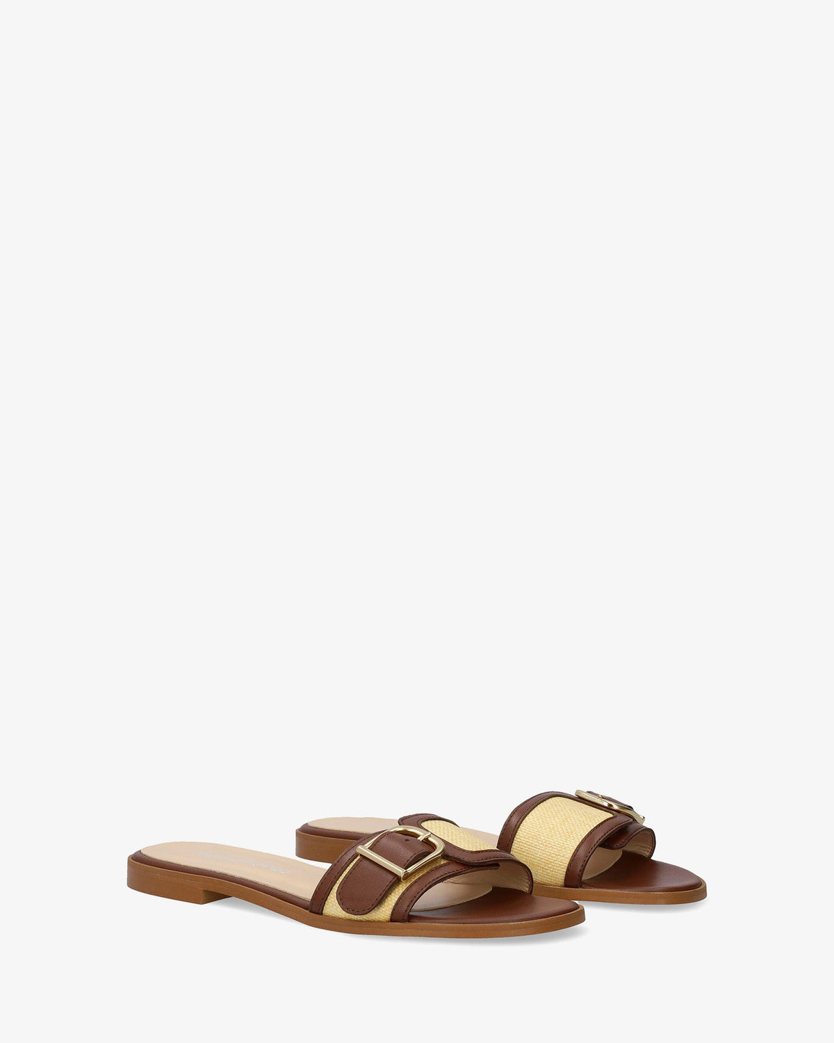 Flat sandal in brown leather