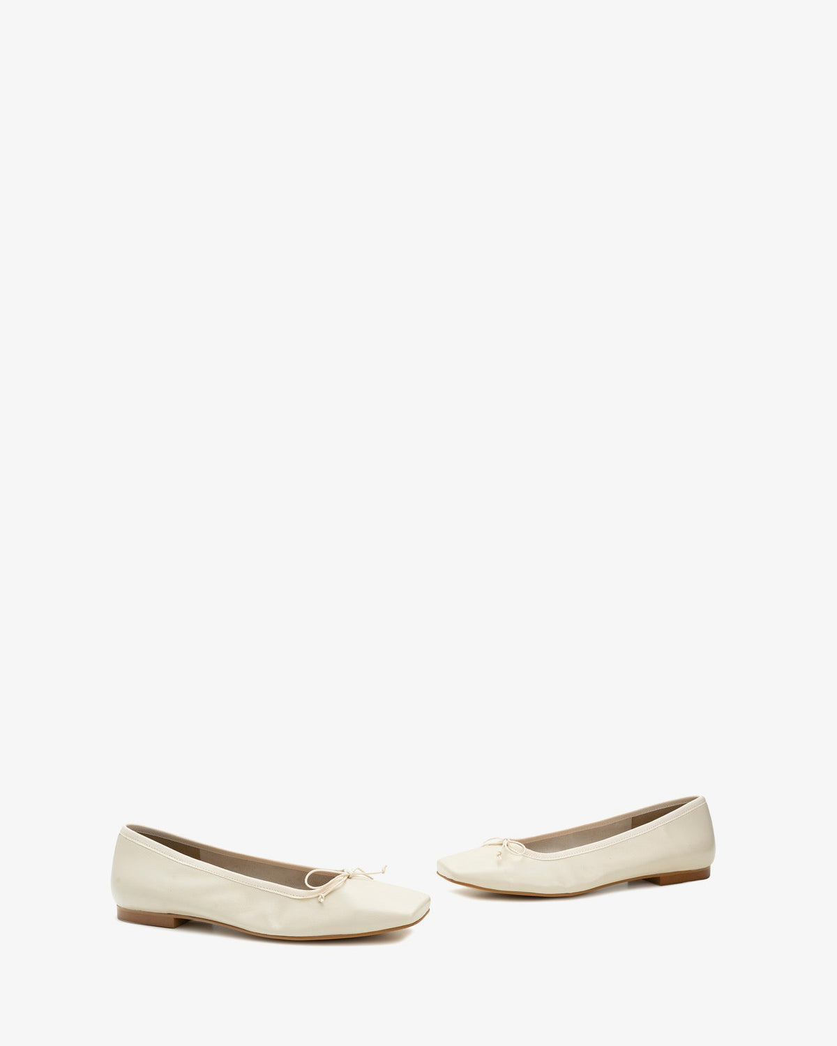 Flat ballerina flats in ice-colored skin