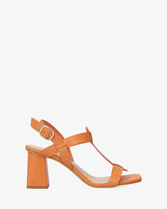 Sandalia con tacón en piel naranja
