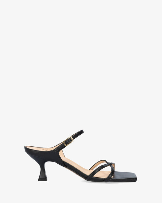 Sandalia con tacón en piel negro