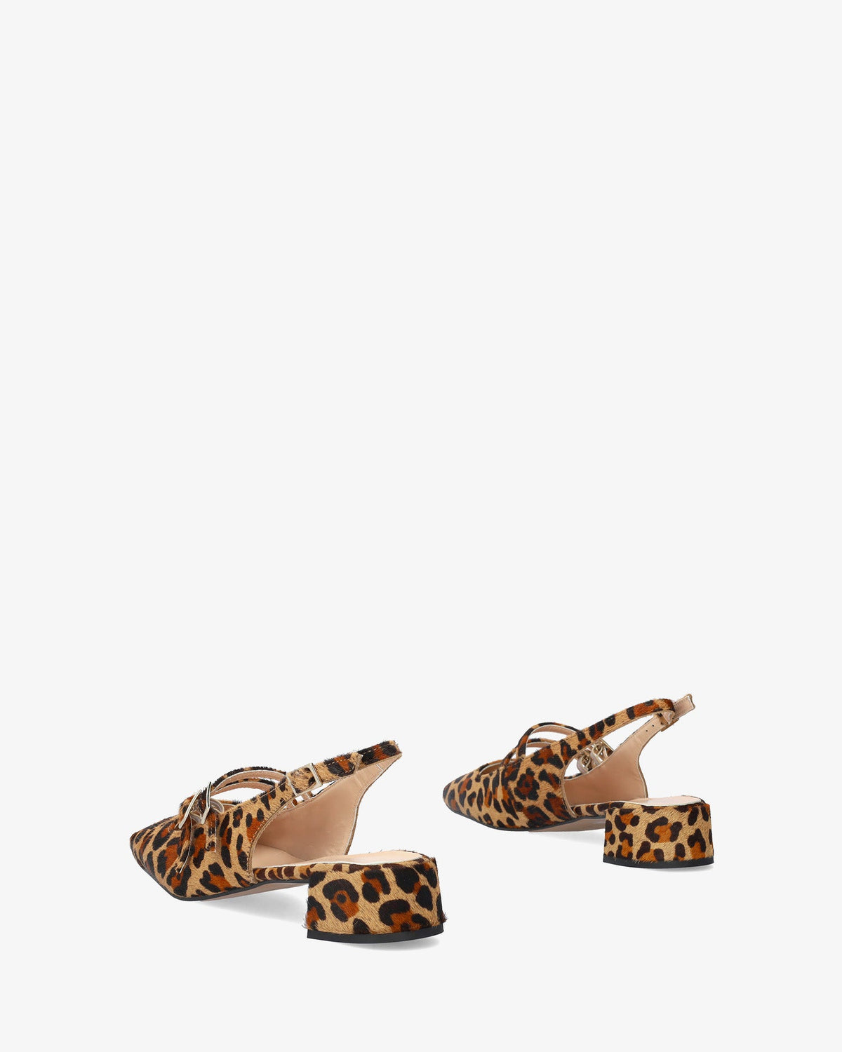 Bailarina con tacón en piel leopardo