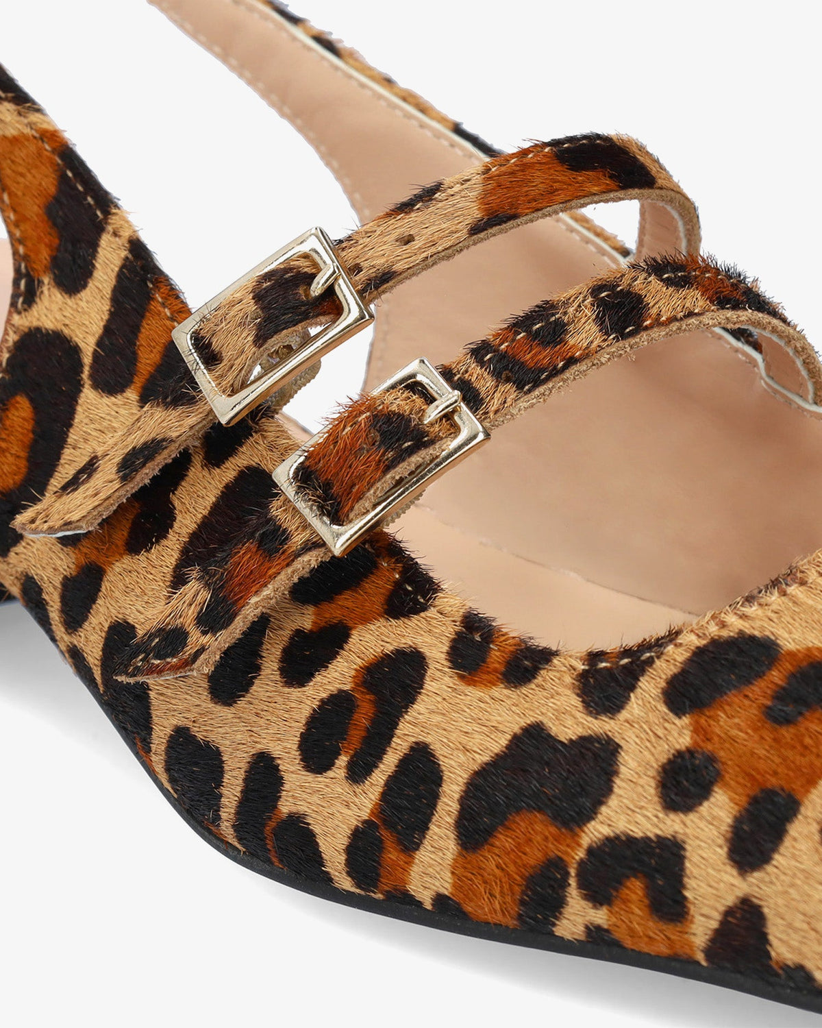 Bailarina con tacón en piel leopardo