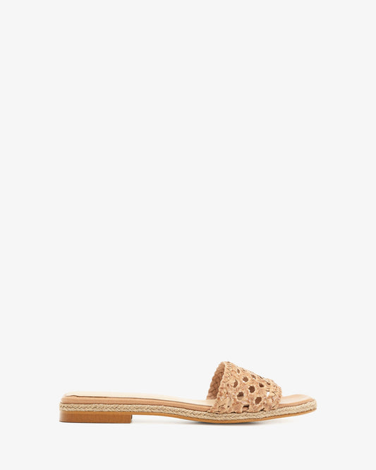 Sandalia plana en piel trenzada de color beige