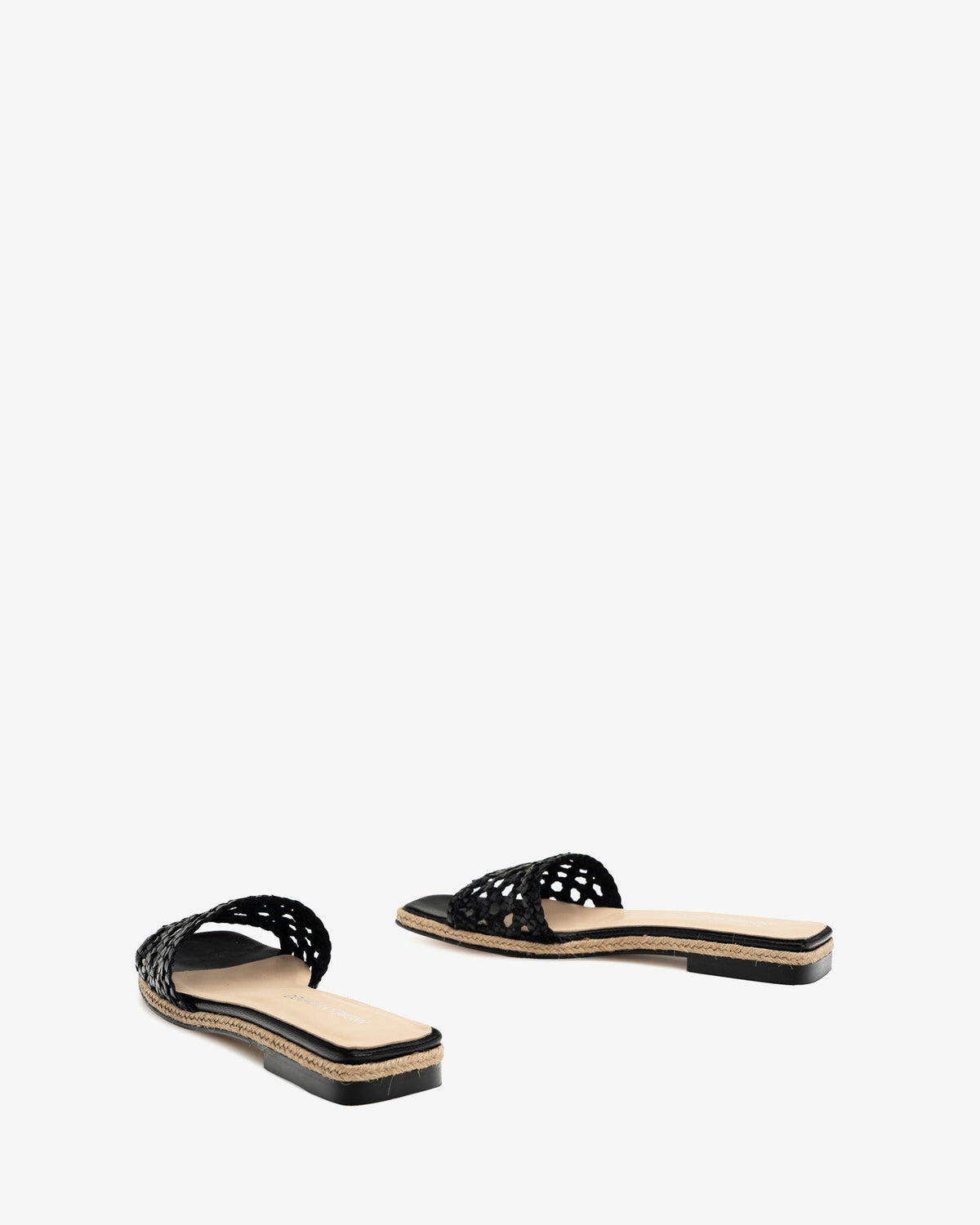 Flat sandal in braided black leather