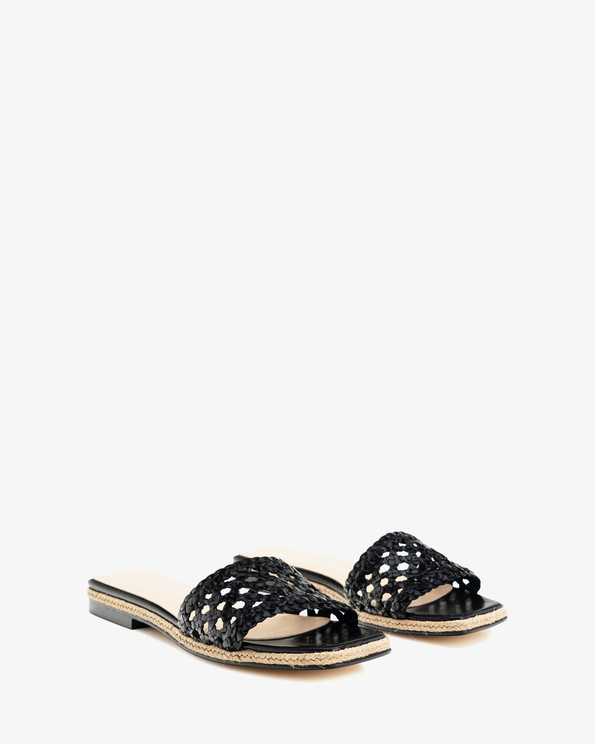 Flat sandal in braided black leather