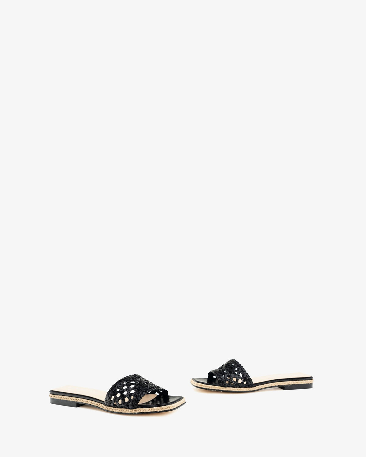 Flat sandal in braided black leather