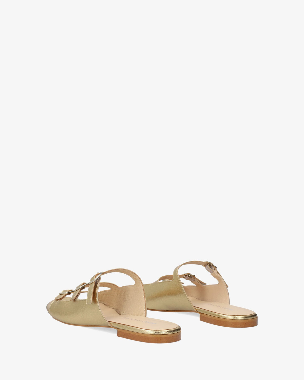 Sandalia plana en piel oro