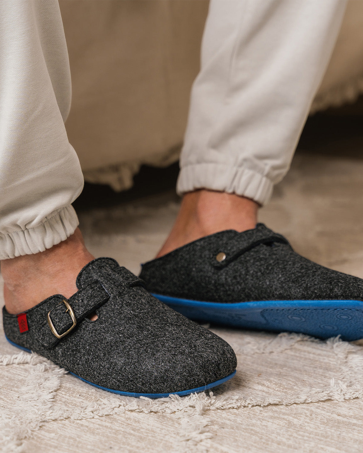 Zapatillas de estar por casa con hebilla unisex y tejido fieltro negro