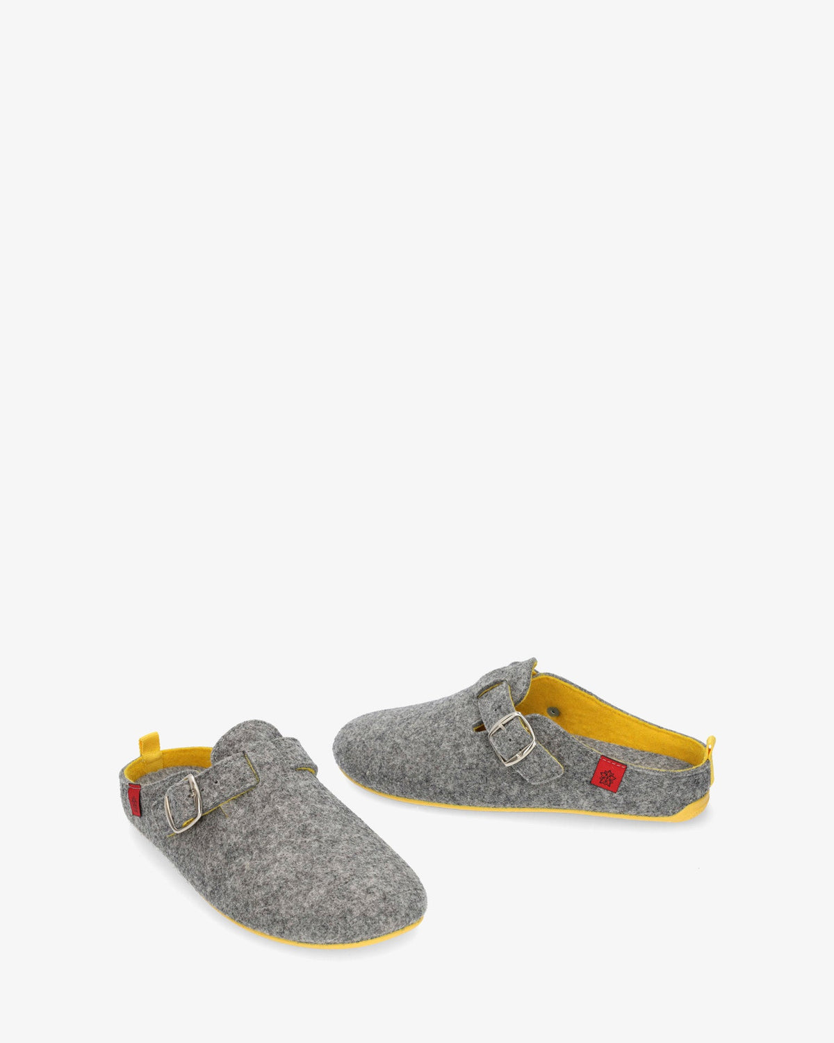 Unisex home slippers in grey felt and buckle detail