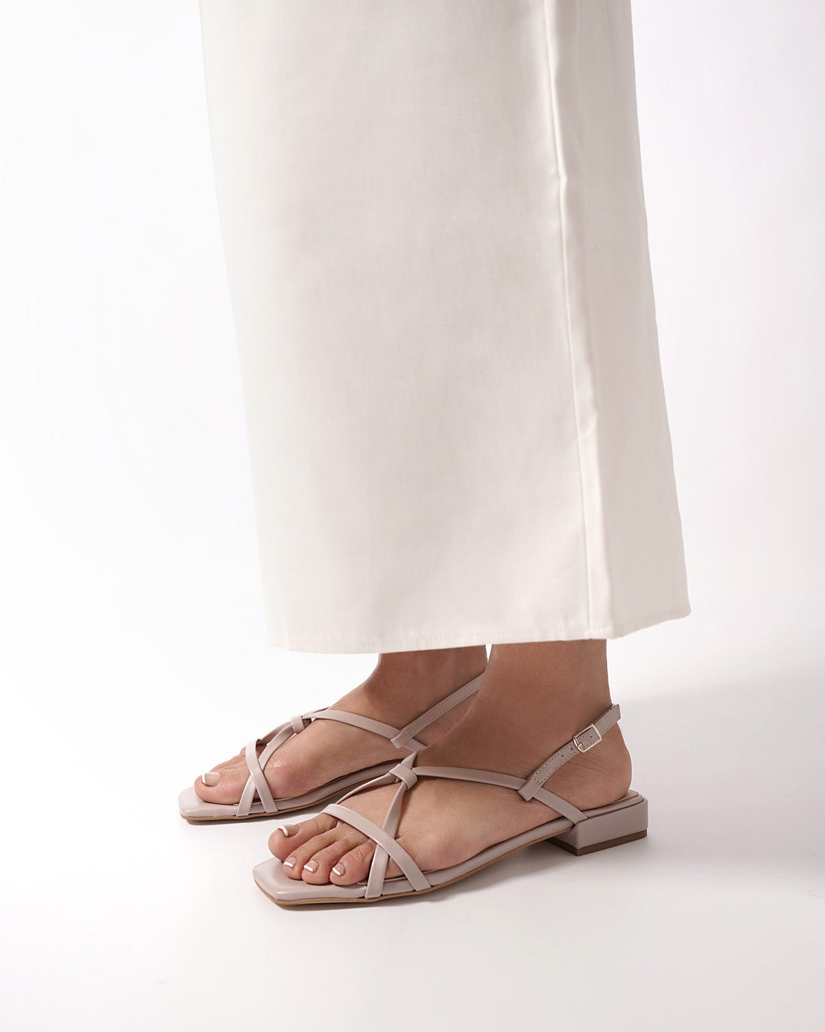 Flat sandal in pale pink  leather