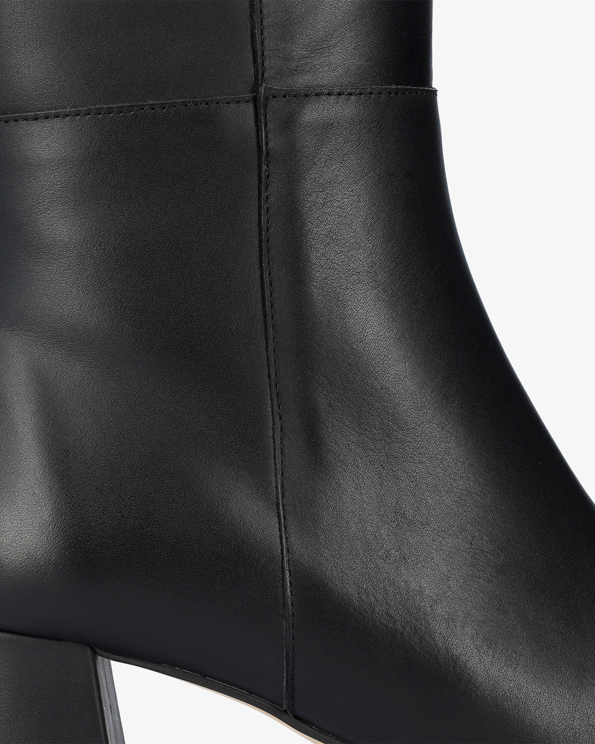 Bota alta en piel negro